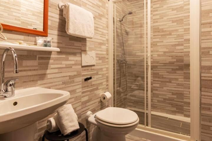 Apartamento 4-Bdr Apt Among Colosseum&Termini 10-People Roma Exterior foto